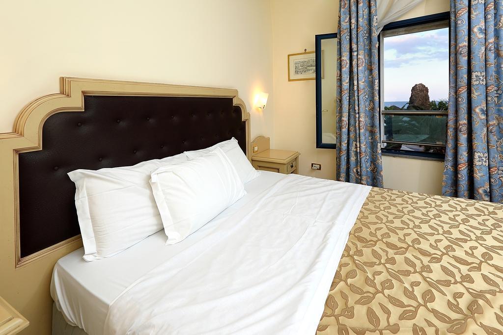 Grand Hotel Faraglioni Aci Trezza Zimmer foto